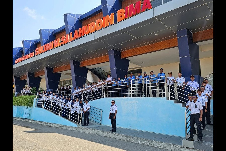 Bandar Udara Sultan Muhammad Salahuddin 03