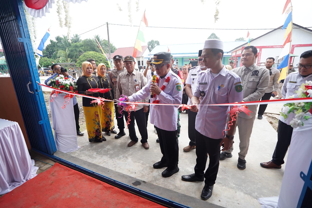 Jalannya pelantikan Anggota BPD Antar Waktu Desa Benua Baru dan peresmian kantor desa dan BPU. Foto: Irfan/Pro Kutim