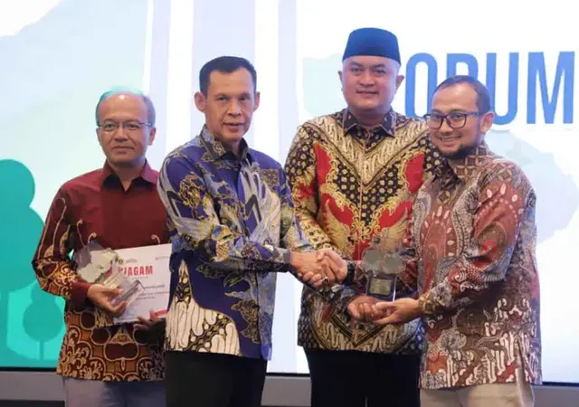 Bupati Bogor Rudy Susmanto memberikan Penganugerahan Investor Terbaik 2025 di Hotel Harris Cibinong City Mall, Kabupaten Bogor, Rabu (22/10/2025). /Kontributor /