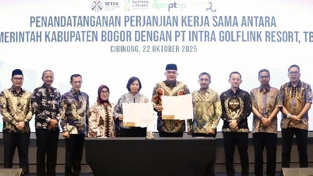 Bupati Bogor Rudy Susmanto memberikan penghargaan kepada investor dan masyarakat yang telah berkontribusi terhadap pembangunan Kabupaten Bogor dalam acara Malam Penganugerahan Investor Terbaik di Hotel Harris Cibinong City Mall, Rabu, 22 Oktober 2025. Dok. Pemkab Bogor
