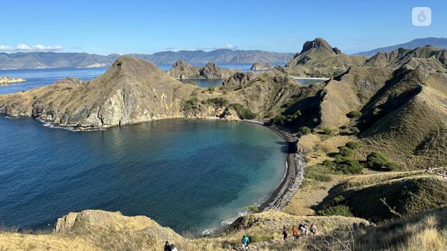 Pemandangan dari puncak Padar di Taman Nasional Komodo di lepas pantai Labuan Bajo, Nusa Tenggara Timur (NTT). (Liputan6.com/Asnida Riani)... Selengkapnya