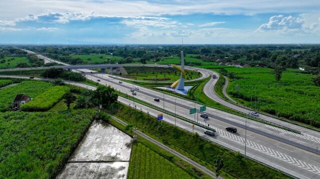 Akses tol Ngawi-Kertosono dari pintu masuk tol Dumpil Kabupaten Madiun.