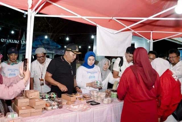 Bupati Sampang bersama Ketua TP PKK mengunjungi stand UMKM Festival Jhuko' Tonoh, Sabtu malam (13/12/2025) (Foto : Prokopim Sampang)