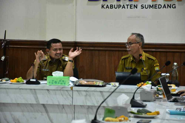 Bupati Kabupaten Sumedang Dony Ahmad Munir (kiri)./Bisnis-Dea Andriyawan