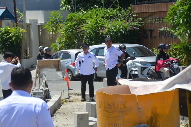 WALI KOTA Palu, Hadianto Rasyid didampingi Kepala Dinas Pekerjaan Umum, Ismayadin meninjau sejumlah pekerjaan infrastruktur yang tengah dikerjakan pemerintah kota, Rabu (10/12/2025). FOTO: PROKOPIM PEMKOT PALU