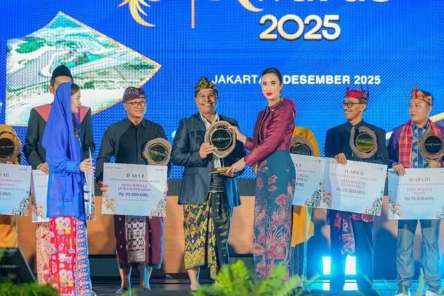 Kementerian Pariwisata memberikan penghargaan kepada para pelaku usaha pariwisata.(BCA)