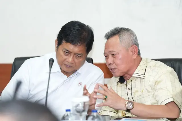 Bupati Sigi Moh Rizal Intjenae (kanan) saat mengusulkan kepada Wakil Menteri Transmigrasi Viva Yoga Mauladi (kiri) terkait pembangunan infrastruktur di kawasan transmigrasi Kabupaten Sigi, Sulawesi Tengah. ANTARA/HO-Pemkab Sigi