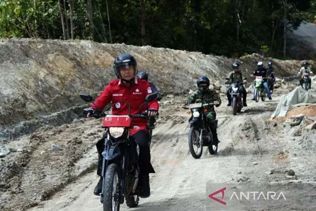 Bupati Kapuas Hulu Fransiskus Diaan didampingi Forkopimda dan sejumlah pejabat terkait meninjau pembangunan ruas jalan Simpang Sayut-Desa Tapang Da'an menggunakan sepeda motor yang berada di pedalaman Kecamatan Kalis, wilayah Kapuas Hulu Kalimantan Barat, Jumat (9/12/2022). ANTARA/Teofilusianto Timotius/am.