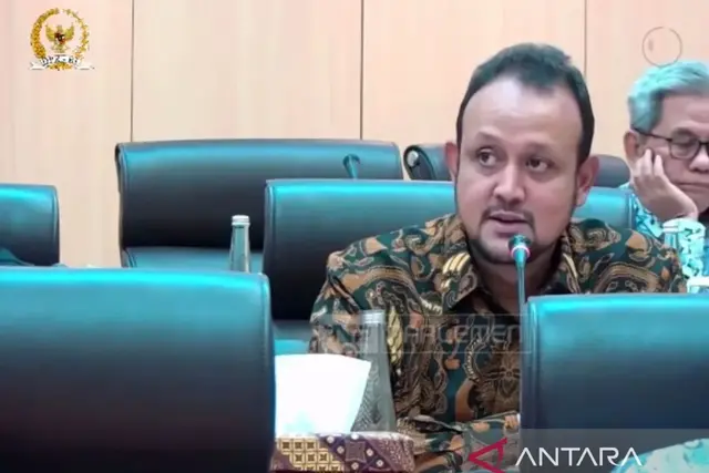 Tangkapan layar-Anggota Komisi VII DPR dari fraksi PAN Muhammad Hatta yang meminta Kementerian Pariwisata memperkuat promosi wisata ke kancah global dalam Rapat Kerja Dengan Menteri Perindustrian dan Menteri Pariwisata di Jakarta, Rabu (3/9/2025). (ANTARA/Hreeloita Dharma Shanti)