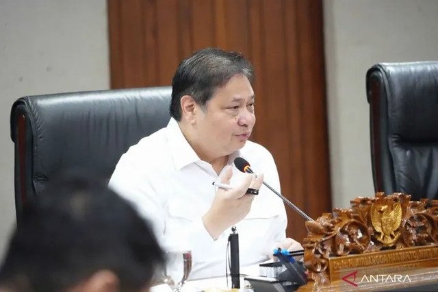Menko Airlangga Hartarto mendesak peningkatan investasi KEK untuk mencapai target kontribusi industri 20% PDB, kunci Indonesia menjadi negara industri maju. Simak selengkapnya! (©Planet Merdeka)