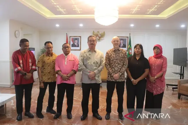 Gubernur Maluku Hendrik Lewerissa menerima kunjungan Konsul Jenderal Amerika Serikat Christopher Green di Ambon, Provinsi Maluku. ANTARA/Dedy Azis