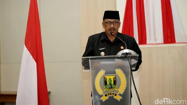 Bupati Sukabumi Asep Japar menegaskan pentingnya penyelesaian proyek infrastruktur tepat waktu saat memberikan sambutan dalam rapat paripurna DPRD Kabupaten Sukabumi. (Foto: Dok Humas Pemkab Sukabumi )