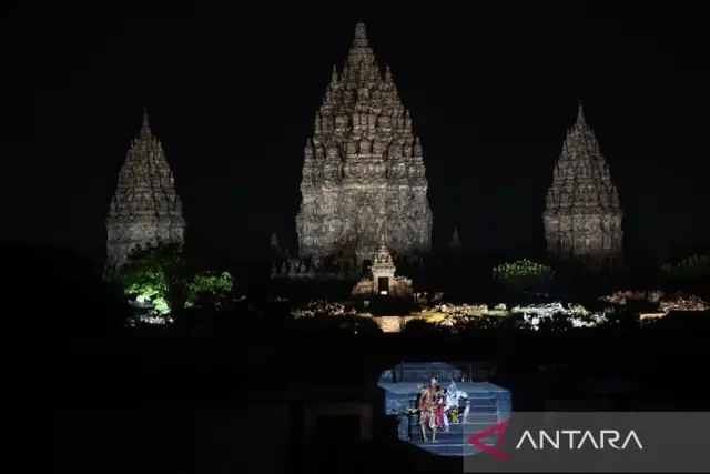 Ilustrasi. Sendratari Ramayana berlatar belakang Candi Prambanan yang pertama kali dipentaskan pada 1961 menjadi daya tarik wisata budaya untuk wisatawan domestik dan mancanegara. ANTARA FOTO/Wahyu Putro A/tom.
