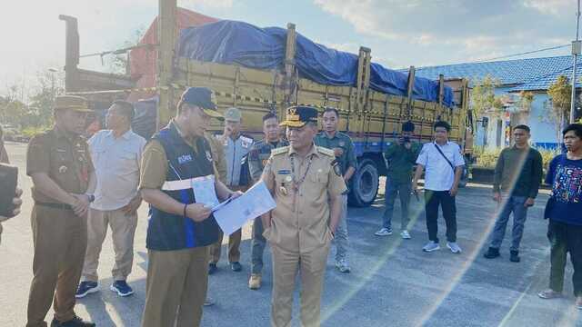 IST/BERITA SAMPIT - Gubernur Agustiar Sabran sedang melakukan sidak langsung ke lokasi jalan perbaikan.