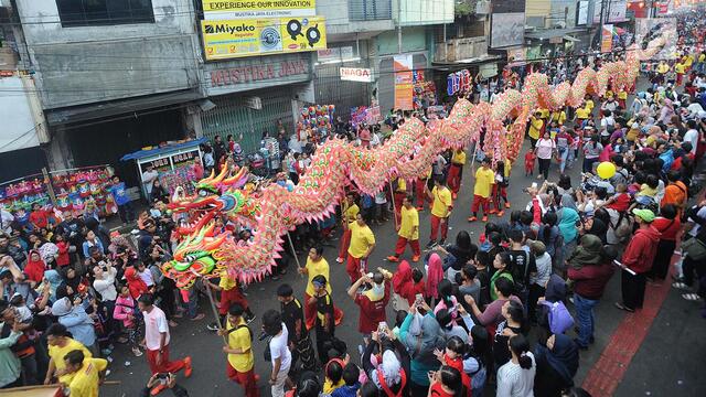 Parade barongsai meriahkan festival Cap Go Meh di Bogor.