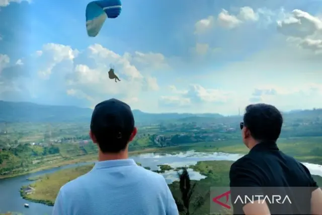 Atlet paralayang melakukan uji coba penerbangan di kawasan Danau Mas Harun Bastari (DMHB) Kabupaten Rejang Lebong, Provinsi Bengkulu, belum lama ini. ANTARA/Nur Muhamad