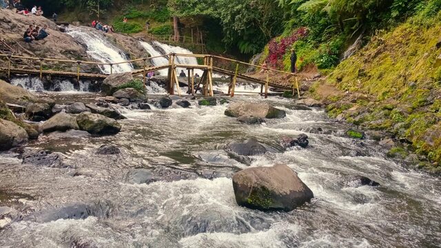 Para pengunjung Curug Layung bermain air dan berswafoto (Foto: RRI/Uep R).