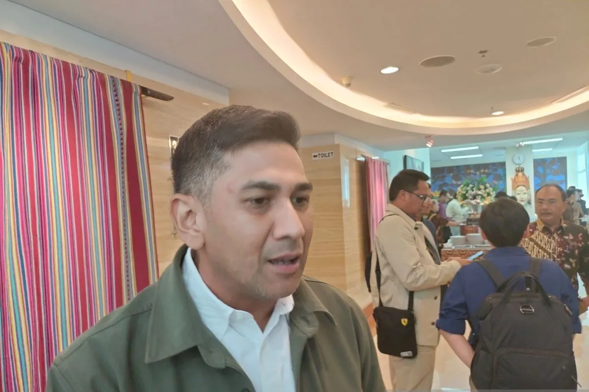 Direktur Pembinaan Program Minyak dan Gas Bumi Direktorat Jenderal Minyak dan Gas Bumi Kementerian ESDM Mirza Mahendra menyampaikan keterangan kepada awak media di Jakarta, Selasa (16/7/2024). ANTARA/Aji Cakti