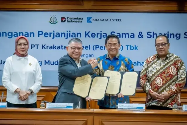 Penandatanganan kerjasama antara Direktur Utama Krakatau Steel Akbar Djohan (dua dari kanan) dan Jaksa Agung Muda Bidang Perdata dan Tata Usaha Negara (Jamdatun) Kejaksaan Agung R. Narendra Jatna (dua kiri) di Jakarta, Rabu (11/2/2026). (Antara/HO/Krakatau Steel)
