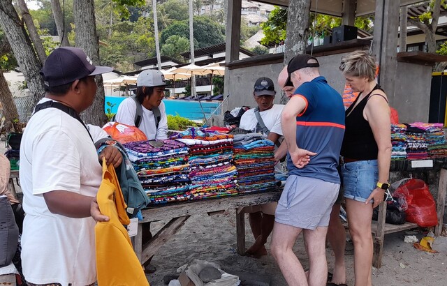 WISATAWAN: Para wisatawan yang berkunjung ke NTB, khususnya ke Gili Trawangan, masih terlihat ramai, dan tidak terpengaruh dengan travel warning, imbas berbagai aksi unjuk rasa di tanah air. (RATNA/RADAR LOMBOK)