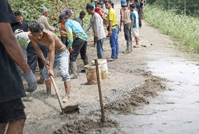 Caption : Warga Pasirkupa  Sedang  Melakukan Perbaikan Jalan Pakai Uang Pribadi