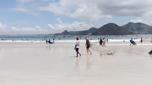 Para wisatawan bermain papan selancar di kawasan Pantai Selong Belanak, Lombok Tengah beberapa waktu lalu.