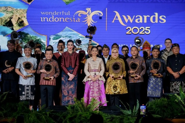 Doc: KEMENPAR Ket. Menteri Pariwisata, Widiyanti Putri Wardhana bersama para pemenang Wonderful Indonesia Awards (WIA) 2025 di Balairung Soesilo Soedarman, Gedung Sapta Pesona, Jakarta, Jumat (5/12/2025).