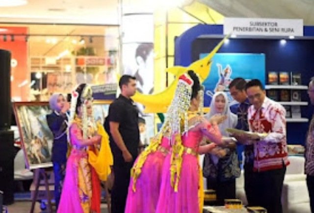 Pameran Kepariwisataan Kabupaten Kotabaru tahun 2025 resmi dibuka oleh Asisten III Bidang Administrasi Umum Setda Kotabaru, Selamat Riyadi, Kamis (5/12/2025) ( foto Diskominfo/HK/Adv)