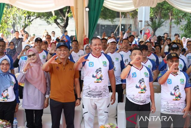 Foto bersama Wali Kota Bekasi Tri Adhianto Tjahyono (ke-4 dari kiri) bersama para peserta Bekasi Investment Gathering 2025. Hingga triwulan III, realisasi investasi sebesar Rp9,5 triliun atau kurang lebih 65 persen dari total target yang ditetapkan pemerintah daerah sepanjang tahun 2025 sebesar Rp14,6 triliun. (HO/Diskominfo Kota Bekasi)