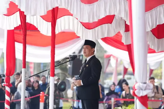 UPACARA: Gubernur Kalimantan Barat Ria Norsan saat menjadi inspektur di upacara peringatan HUT Pemprov Kalbar. (ADPIM PEMPROV KALBAR)