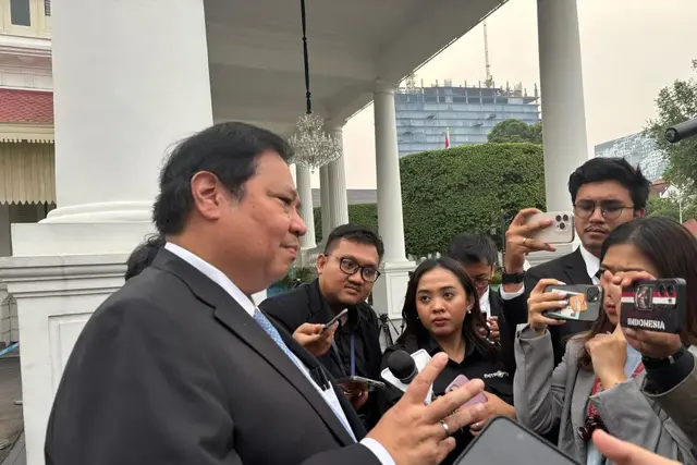 Menteri Koordinator Bidang Perekonomian Airlangga Hartarto saat menyampaikan komentar usai pertemuan bilateral RI-Malaysia di kompleks Istana Kepresidenan, Jakarta, Jumat (27/6/2025). (ANTARA/Genta Tenri Mawangi)