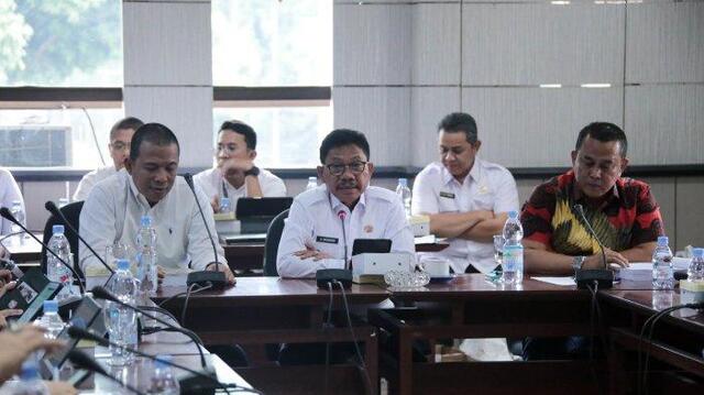 RPJMD KOTA TANGERANG- Sachrudin (kedua dari kanan) paparkan RPJMD di hadapan panitia khusus VI DPRD Kota Tangerang di Kawasan Puspemkot Tangerang, Banten, Jumat (27/6). (TribunTangerang/Gilbert Sem Sandro)