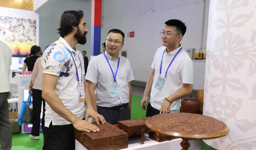 Seorang ekshibitor (kiri) mempromosikan produk kepada pengunjung saat Pameran Investasi dan Perdagangan Lanzhou China ke-31 di Lanzhou, Provinsi Gansu, China barat laut, pada 6 Juli 2025. ANTARA/Xinhua/Zhang Zhimin.