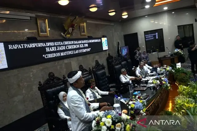 Gubernur Jabar Dedi Mulyadi (kiri) saat menghadiri rapat paripurna istimewa Hari Jadi ke-598 Cirebon di DPRD Kota Cirebon, Jawa Barat, Sabtu (28/6/2025). ANTARA/Fathnur Rohman.
