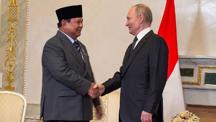 Presiden Prabowo Subianto (kiri) berjabat tangan dengan Presiden Rusia Vladimir Putin (kanan) dalam kunjungan resmi di Istana Konstantine Novsky, St. Petersburg, Rusia, 19 Juni 2025 Dalam pertemuan bilateral tersebut keduanya mendeklarasikan kerja sama strategis antara Indonesia dan Rusia. Antara/Genta Tenri Mawangi/