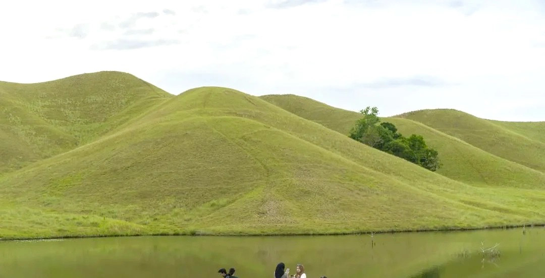 Bukit Teletubies Tinabite