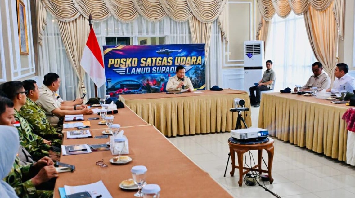 Presiden Prabowo Subianto tiba di Pangkalan TNI AU Supadio, Kabupaten Kubu Raya, Provinsi Kalimantan Barat, dan langsung memimpin rapat pada Sabtu, 22 Agustus 2026. Foto: BPMI Setpres/Laily Rachev